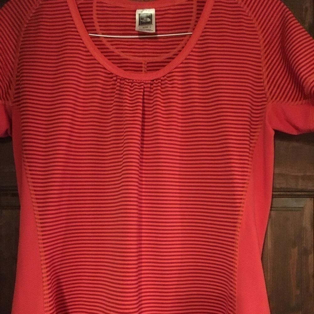 The North Face Vapor Wick shirt. Xl
C